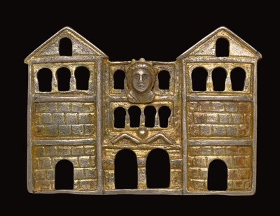 錆びた石積みの三層の門の形をしたフィブラ（紀元後3～4世紀初頭）（金銀 作： Roman Roman