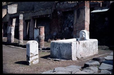 デクマーヌス・マキシマスの噴水、紀元前5世紀～紀元1世紀 作： Roman Roman