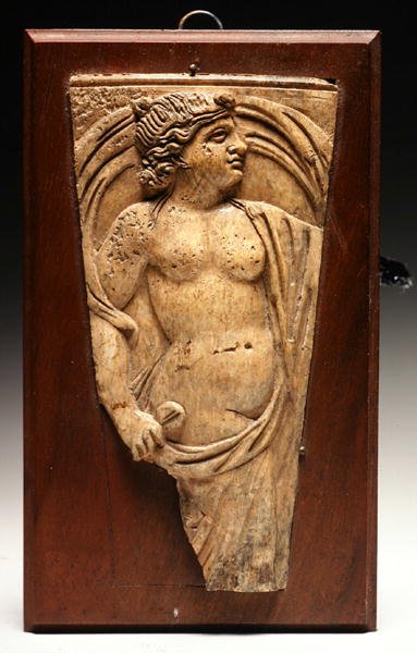浮き彫りアップリケの断片、紀元後2～3世紀（骨） 作： Roman Roman