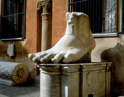 コンスタンティヌスの巨像」からの左足（大理石 作： Roman Roman