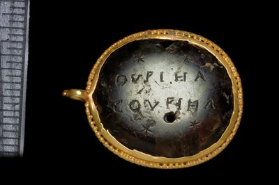 魔法のペンダント、西暦3〜4世紀（金とヘリオトロープ） 作： Roman Roman