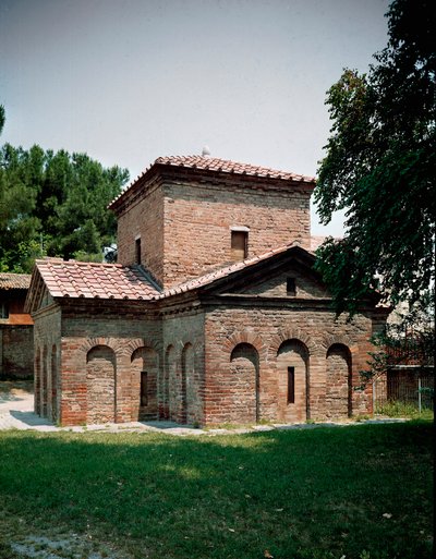 ローマ皇帝Galla Placidia (390-450)の霊廟。425年頃 イタリア・ラヴェンナ 作： Roman Roman