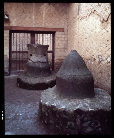 小麦用の石臼、ピストリヌム（パン屋）、前5世紀～後1世紀 作： Roman Roman