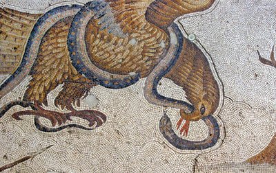 イスタンブールのスルタン・アフメット・モスクのアラスタ・バザールにある「鷲と蛇」のモザイク。 作： Roman Roman