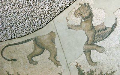 イスタンブール、スルタン・アフメット・モスク、アラスタ・バザール、ライオン・グリフォンを描いたモザイク。 作： Roman Roman
