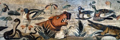 ポンペイ出土のモザイクフリーズ（動物の家、カサ・デル・ファウノ-ナイル川の動物：カバ、ワニ、ヘビ、アヒル-ローマ美術-イタリア、ナポリ考古学博物館-写真パトリス・カルティエ-）。 作： Roman Roman