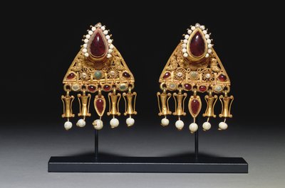 イヤリングのペア、西暦2〜3世紀（金、真珠、ガーネット、ガラス） 作： Roman Roman