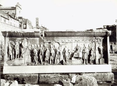 Institutio Alimentaria（大理石）が描かれたトラヤヌスのプルテウス（モノクロ写真）。 作： Roman Roman