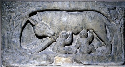ルペルカル（ローマの洞窟の名前）の石灰岩のレリーフ：ロムルスとレムスを連れたオオカミ、アベンシュ博物館。 作： Roman Roman