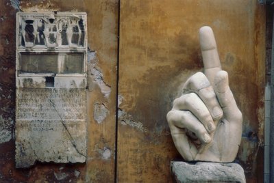 コンスタンティヌスの巨像」（大理石）より右手 作： Roman Roman
