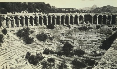 ローマの円形劇場（モノクロ写真） 作： Roman Roman