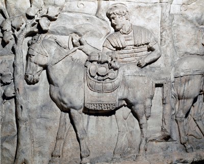 ローマのアート。"A mullet load of loot" トラヤヌス帝（53-117）の時代に建設されたローマのトラヤヌスの列柱（Colonna Traiana）の浅浮彫りを再現した1862年の型。トラヤヌスの柱は、トラヤヌス帝（53-117）の戦勝を記念して建てられました。 作： Roman Roman