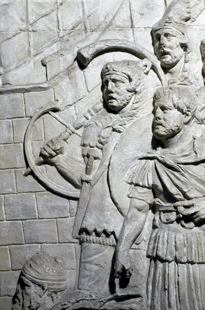 ローマの芸術「トラヤヌス帝（53-117）の時代に建設されたローマのトラヤヌスの円柱（トラジャネの円柱）（Colonna Traiana）の浅浮彫りを再現した1862年の金型。トラヤヌスの円柱は次のことを記念しています。 作： Roman Roman