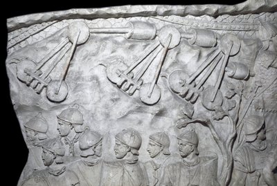 ローマの芸術「トラヤヌス帝（53-117）の時代に建設されたローマのトラヤヌスの円柱（トラジャネの円柱）（Colonna Traiana）の浮き彫りを再現した1862年の金型。トラヤヌスの円柱は、第一次世界大戦の勝利を記念しています。 作： Roman Roman