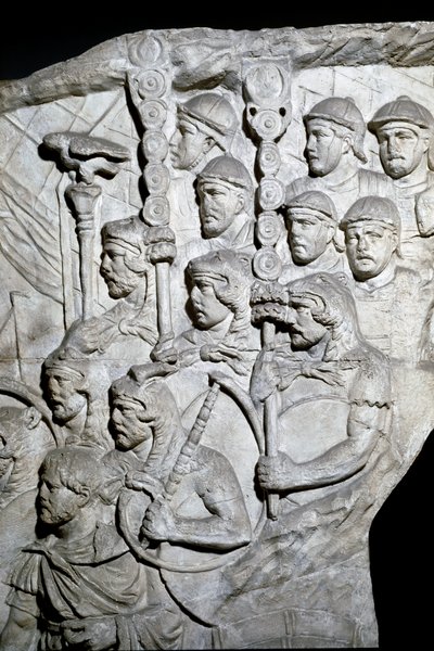 ローマ美術「トラヤヌス帝（53-117）の時代に建設されたローマのトラヤヌスの円柱（トラジャネの円柱）（コロンナ・トライアナ）の浮き彫りを再現した1862年の型。トラヤヌスの円柱は、第二次世界大戦を記念するものです。 作： Roman Roman