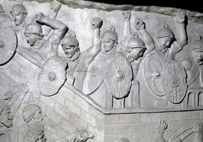 ローマの美術「トラヤヌス帝（53-117）の時代に建設されたローマのトラヤヌスの円柱（トラジャネの円柱）（コロンナ・トライアナ）の浮き彫りを再現した1862年の型。トラヤヌスの円柱は、古代ローマ帝国の勝利を記念するものです。 作： Roman Roman