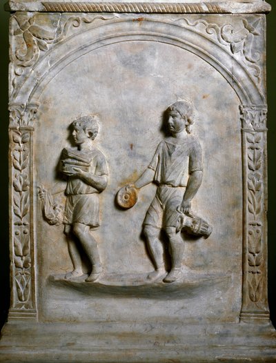 ローマ美術：埋葬祭壇には、2人の使用人が生け贄のための物を運ぶ様子が描かれています。低浮き彫り。ローマ、ローマ国立博物館（Museo Nazionale Romano 作： Roman Roman