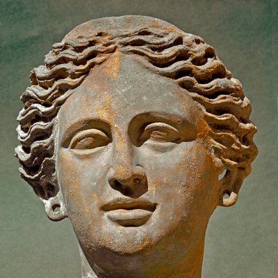 ローマ美術：女性の肖像。共和国時代のテラコッタ彫刻。紀元前6〜1世紀。イタリア・サルデーニャ島カリアリ、ナツィオナル考古学博物館蔵 作： Roman Roman