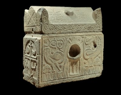 ローマ美術：シリアで発見された石棺の形をした聖遺物箱。パリ、ルーヴル美術館 作： Roman Roman