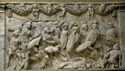 ローマ美術：ローマ人とガリア人の戦いの場面。紀元前30年から20年の間にユリウス家に敬意を表して建てられたガロールメインの葬儀用モニュメントであるグラヌムの霊廟の低層レリーフの複製品。ローマ、ローマ市民博物館 作： Roman Roman