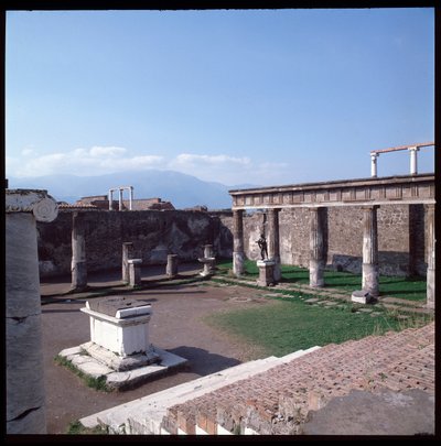 ローマ美術：ポンペイ遺跡のアポロン神殿の景観（紀元前4世紀～紀元前2世紀）イタリア（Roman art: view of the temple of Apollo, Pompeii, 4th century BC-2nd century, Italy 作： Roman Roman