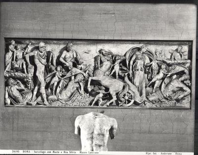 火星とレア・シルヴィアを描いた石棺（大理石）（モノクロ写真 作： Roman Roman