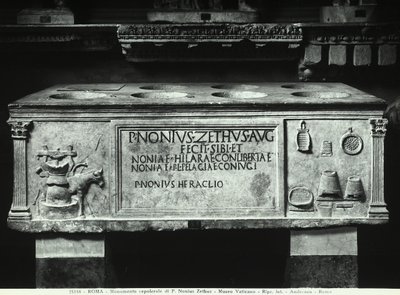 ノニウス・ゼトゥスの石棺（大理石製 作： Roman Roman