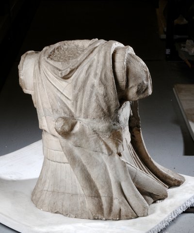 重いマントを羽織った騎兵の胴体の彫刻（大理石 作： Roman Roman