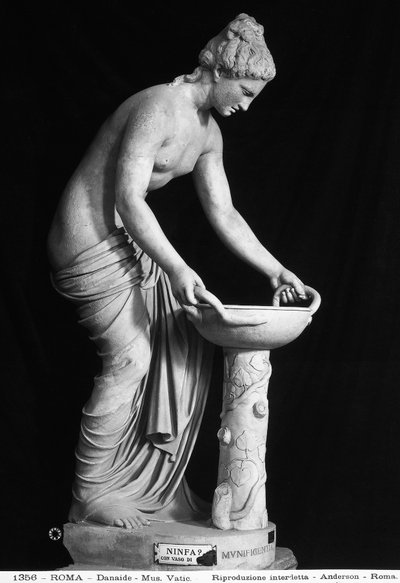 ダナイドを描いた彫像（大理石 作： Roman Roman