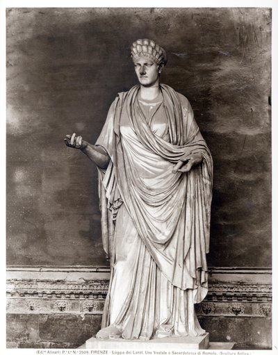 ロムルスのヴェスタル・ヴァージンまたはプリーステスの像（大理石）（モノクロ写真 作： Roman Roman
