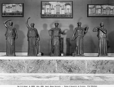 踊り子の彫像。ヘルクラネウムの郊外の別荘から出品されたもの 作： Roman Roman