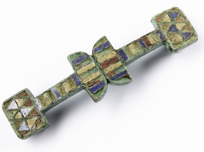 上面に赤、青、黄のエナメルを施したストラップジャンクション（パースシャー州カプースのローマ軍団要塞インヒトゥースルより）（ブロンズ＆エナメル 作： Roman Roman