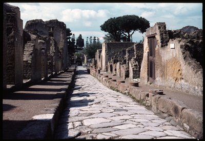 リドに向かって下る通り、紀元前5世紀～紀元1世紀 作： Roman Roman