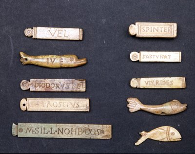 ローマ時代の象牙製の劇場チケット。ミラノのスカラ座美術館（Museo della Scala 作： Roman Roman