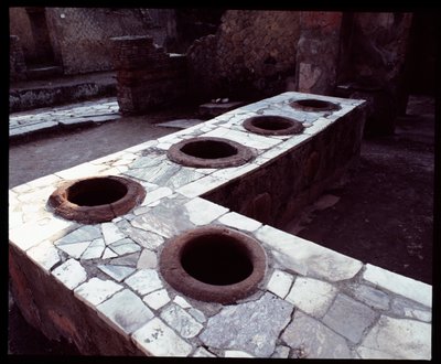 サーモポリウム製大理石カウンター、紀元前5世紀～紀元後1世紀 作： Roman Roman