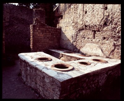 サーモポリウム製大理石カウンター、紀元前5世紀～紀元後1世紀 作： Roman Roman