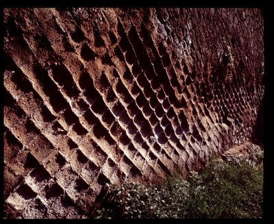 オプスレティコラトゥム工法による城壁の様子 紀元前5世紀～紀元後1世紀 作： Roman Roman