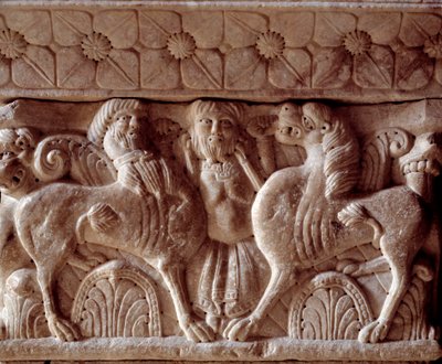 プリオリーのトリビューンに刻まれたケンタウロスとライオンの柱頭 作： Romanesque