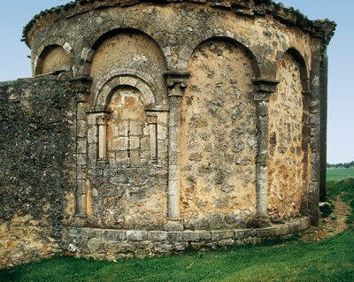 外側から見た聖ミカエル教会（Parroquia católica de San Miguel Arcángel）、スペイン、カスティーリャ・レオン地方、ソリア、バルデネブロ、12世紀後半～13世紀前半（写真 作： Romanesque