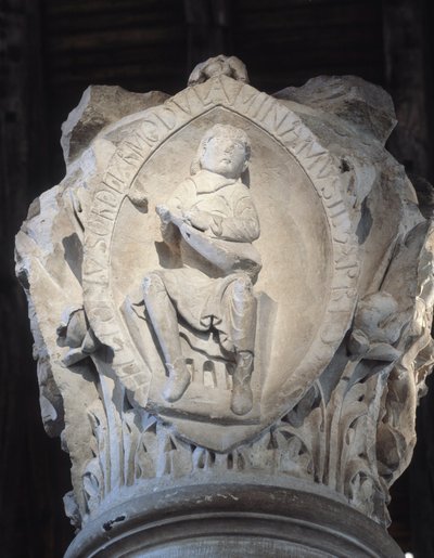 グレゴリオ聖歌の第一音を表す聖歌隊の資本（彫刻 作： Romanesque