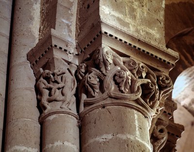 身廊の彫刻された柱頭 作： Romanesque