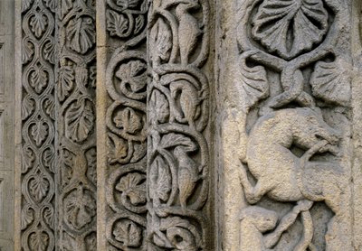 バシリカのファサードの装飾詳細、12世紀初頭（レリーフ 作： Romanesque