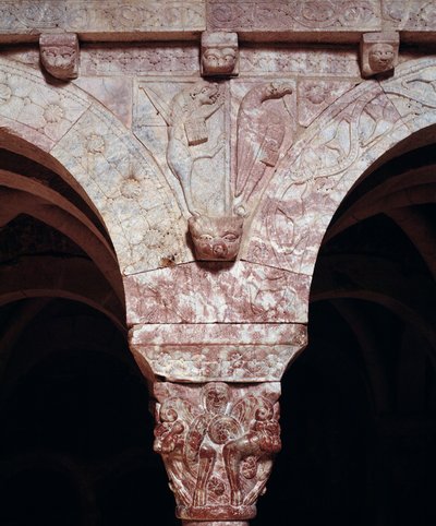 修道院の支柱に彫られた福音書記者ヨハネとマルクのシンボルの詳細 作： Romanesque