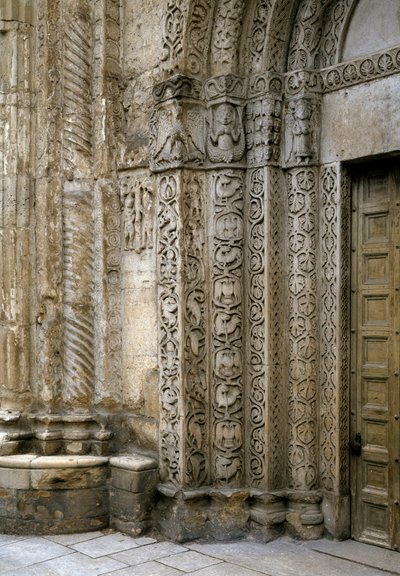 バシリカの門のファサード左側の詳細 12世紀初頭（写真撮影 作： Romanesque