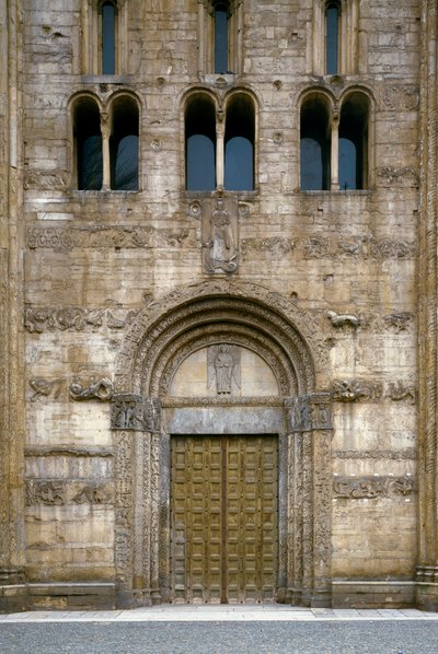 バシリカのポータルを持つファサードの詳細 作： Romanesque