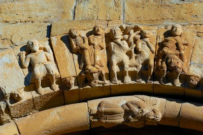 スペイン、イソナ、サン・マリア・デ・コヴェット教会のファサード、詳細 作： Romanesque
