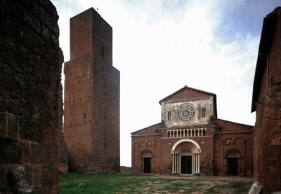 1250年頃に建てられ、1870年に修復されたサン・ピエトロ教会のファサードと尖塔（イタリア、トスカーナ州 作： Romanesque