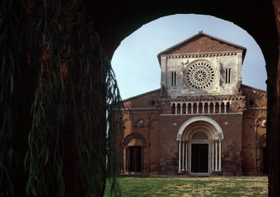 1250年頃に建てられ、1870年に修復されたサン・ピエトロ教会のファサード（イタリア、トスカーナ州 作： Romanesque