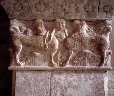 修道院の支柱に刻まれた狩りの場面 作： Romanesque