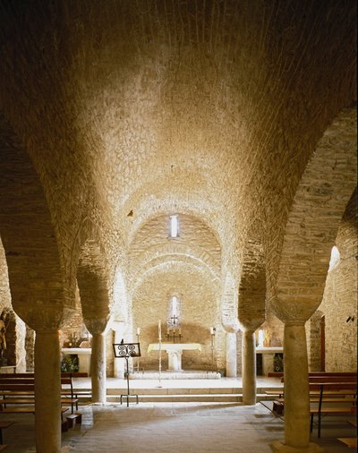 修道院の内部ビュー 作： Romanesque